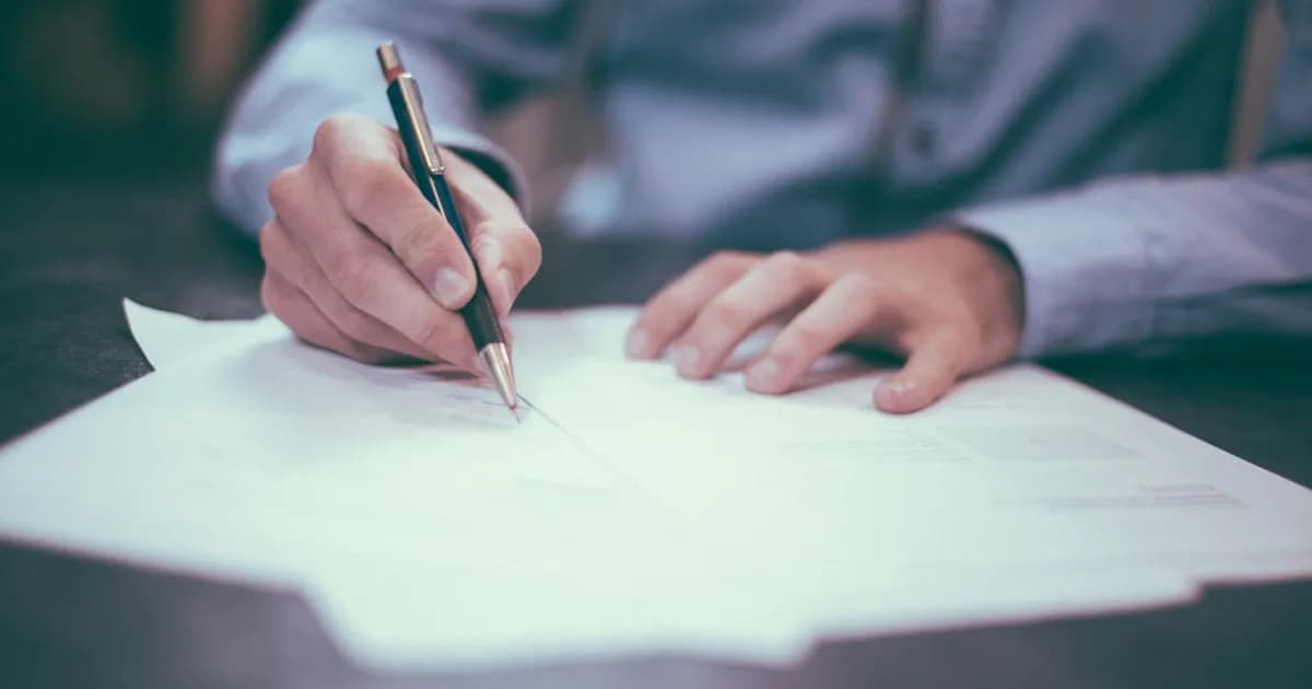 Documentos de constitución de sociedad limitada sobre mesa de notaría