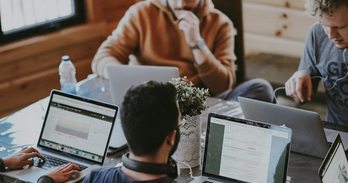 Emprendedores revisando documentos legales en una reunion de trabajo
