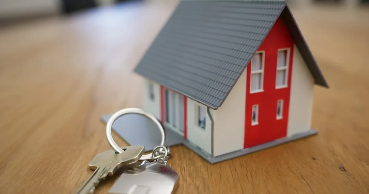 Llaves de vivienda heredada y documentos notariales